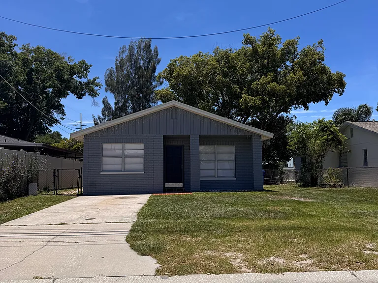 7504 N Thatcher Ave — Photo 3