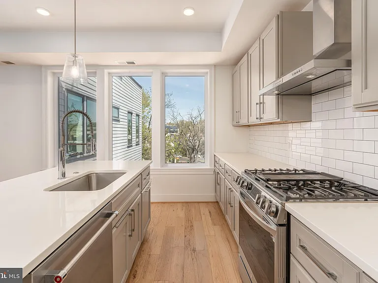 811 Upshur St NW #Penthouse 10 — Photo 7