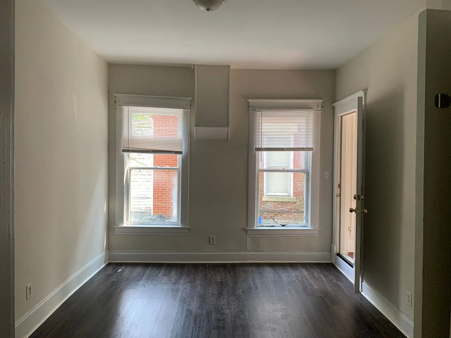 Ideal for Groups of 7! Spacious 3 BR/1 BA Near UK (Combine with Upstairs 4 BR Unit) — Photo 4