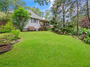 18 Robin Dr, Hauppauge, NY 11788