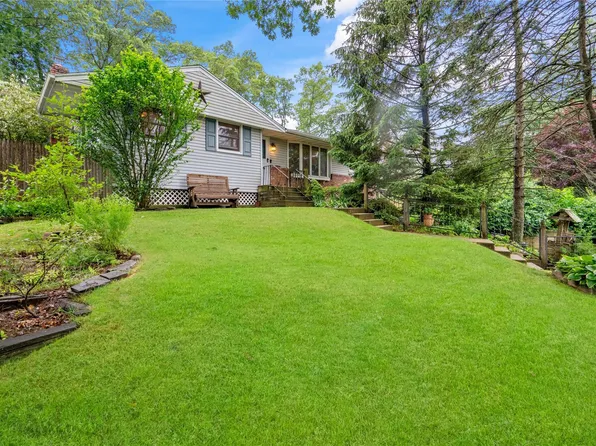 18 Robin Drive, Hauppauge, NY 11788