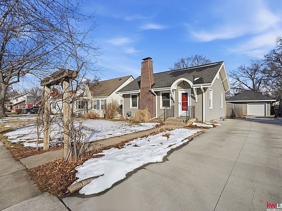 2nd image of 3826 Washington St