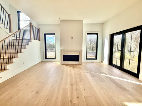 26 Hidden Hills Drive, Falmouth, ME 04105