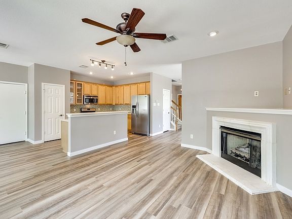 4th image of 901 Truman Ln
