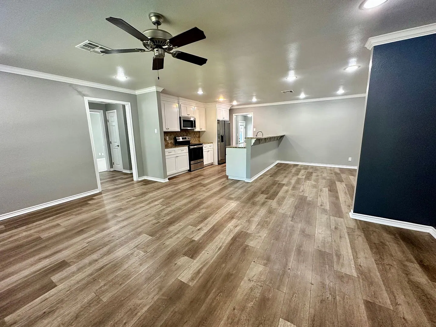 Available Now! Beautifully Renovated 3 bed, 2 Bath Home! No pets — Photo 2