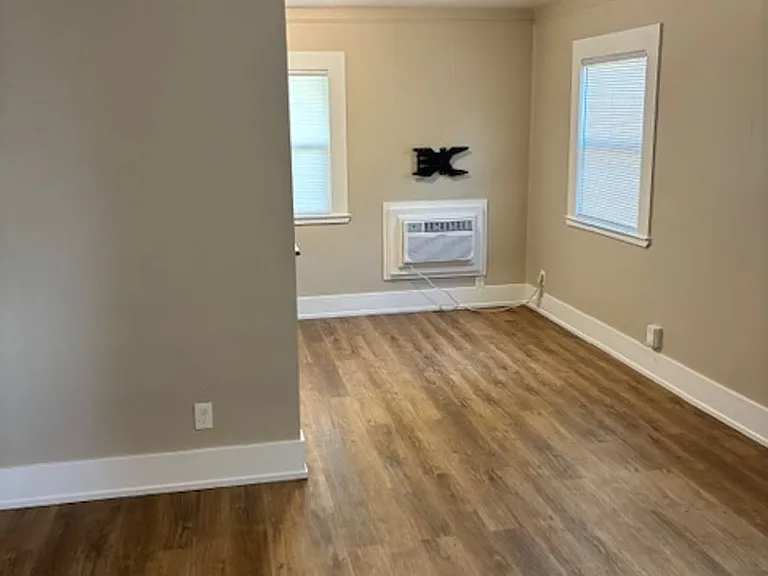 404 W Walnut St — Photo 5