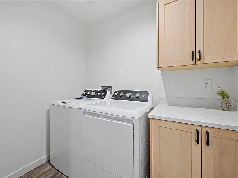 638 G St NE — Photo 19