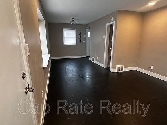 4th image of 1942 Hamilton Ave