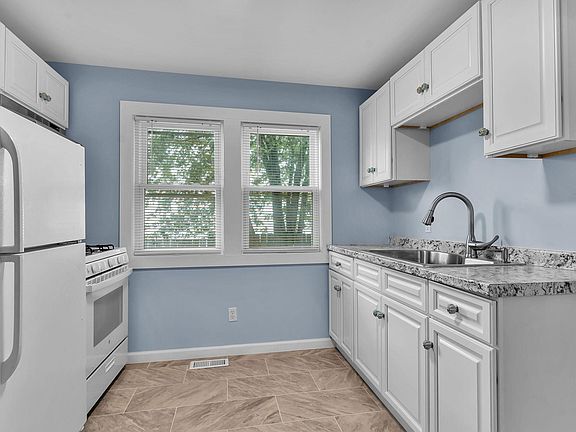 4th image of 65 Ladner Ave