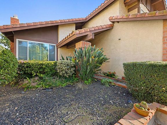 5th image of 10527 Moorpark St