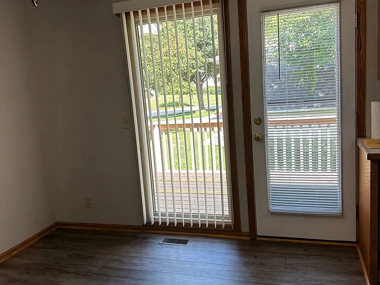 915 Phillips Dr — Photo 3