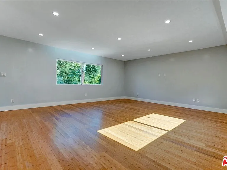 5726 Woodman Ave #2 — Photo 12