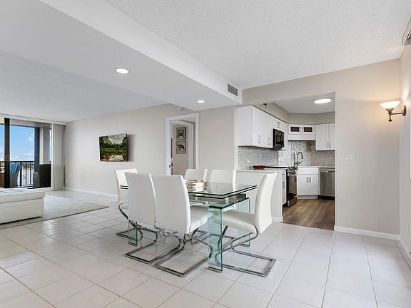3rd image of 134 Lakeshore Dr APT 1113