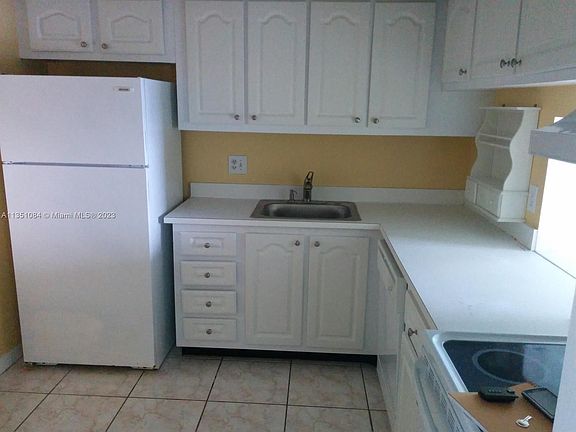 4th image of 480 Executive Center Dr APT 3C