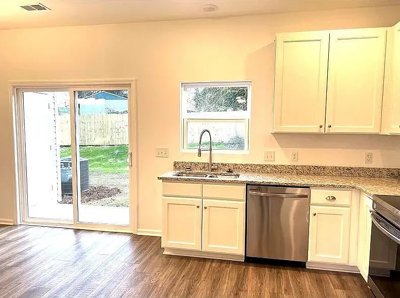 160 Spencer Cir — Photo 3