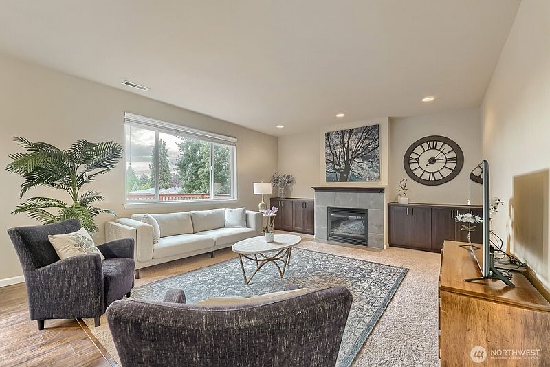 3rd image of 537 Queen Avenue NE