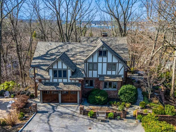 10 Woodland Place, Port Washington, NY 11050