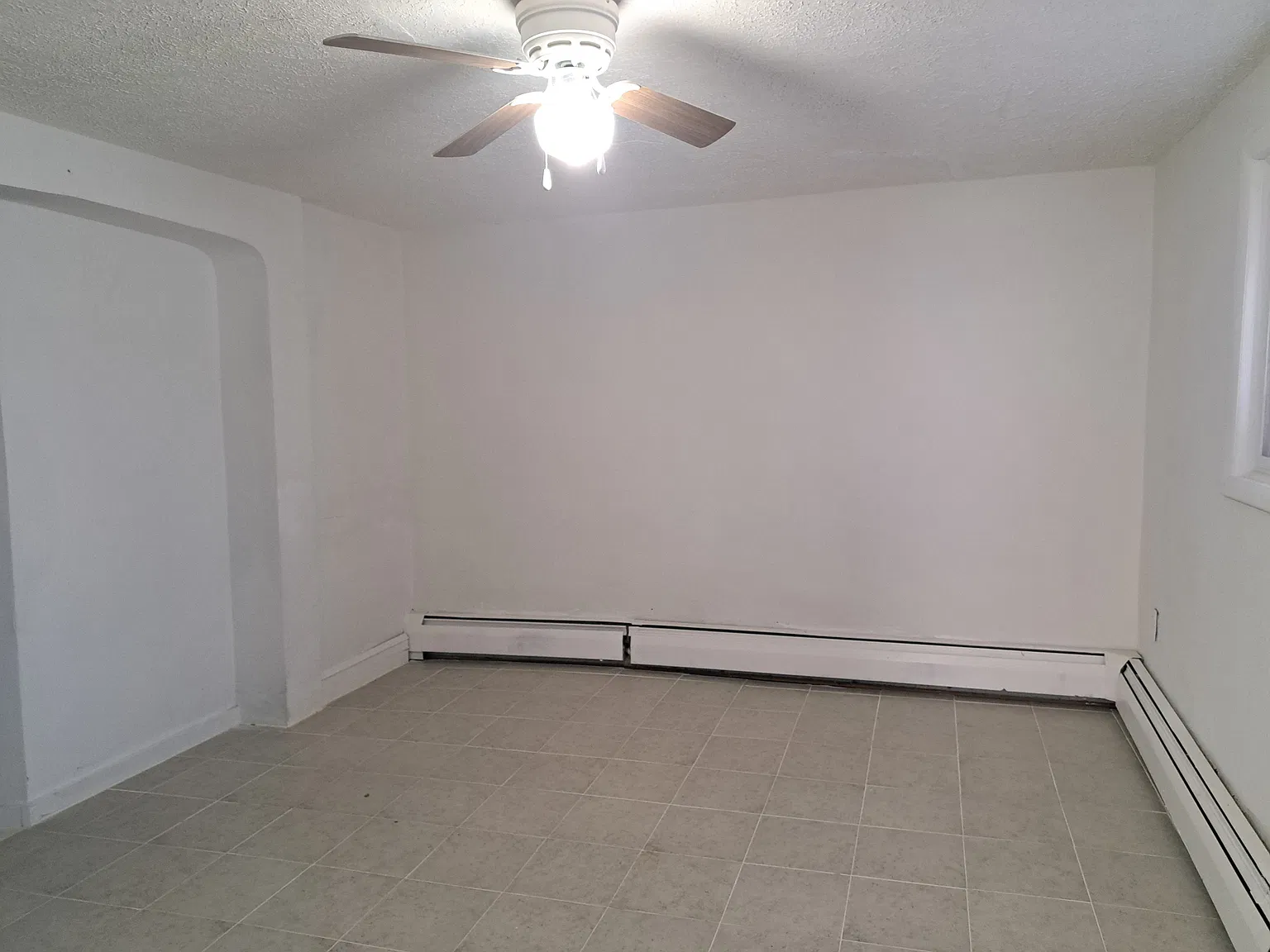 3 bed, 1100 sqft, $1,300 — Photo 4