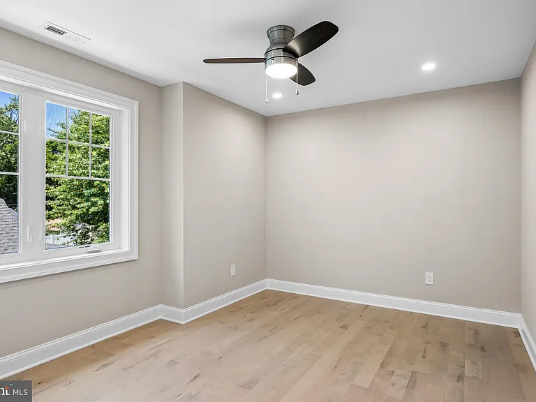 1833 W High St — Photo 29