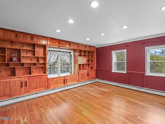 4th image of 42 Bayberry Lane