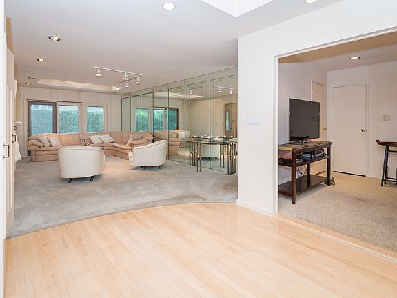 4th image of 42 Saratoga Dr