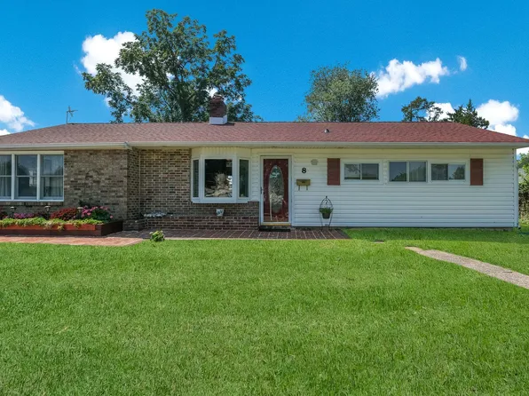 8 Strawberry Ln, Levittown, PA 19055