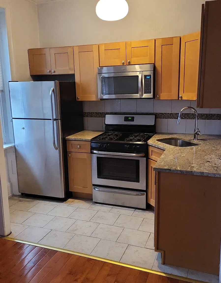 1945 Poplar St — Photo 2