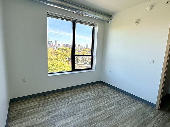 5th image of 229 Irving Ave N Unit 304