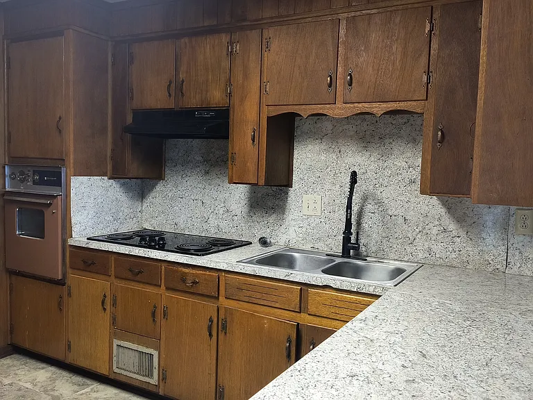 1215 S Elm St — Photo 3