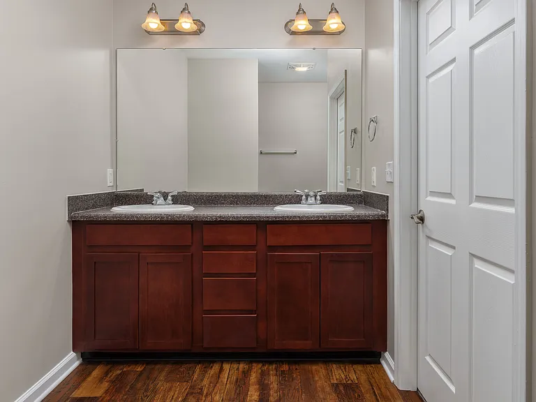 Marshall Square Apartments — Photo 21