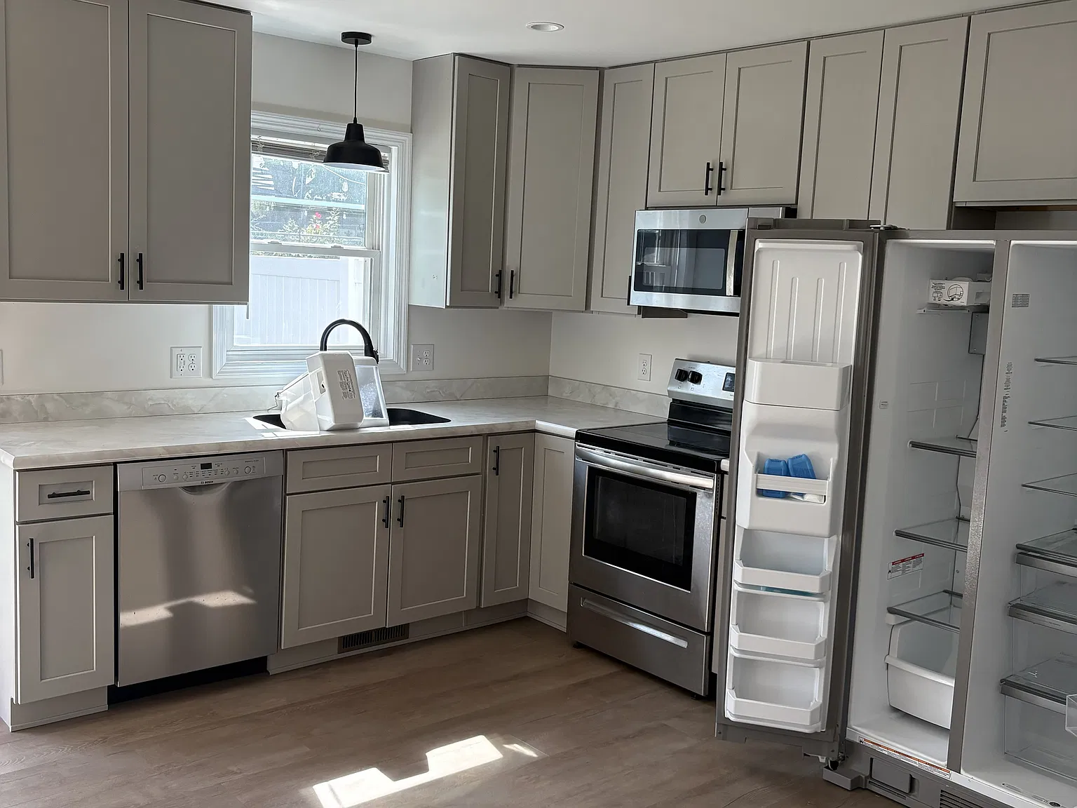 3 bed, 1.5 bath, 1000 sqft, $1,800 — Photo 2