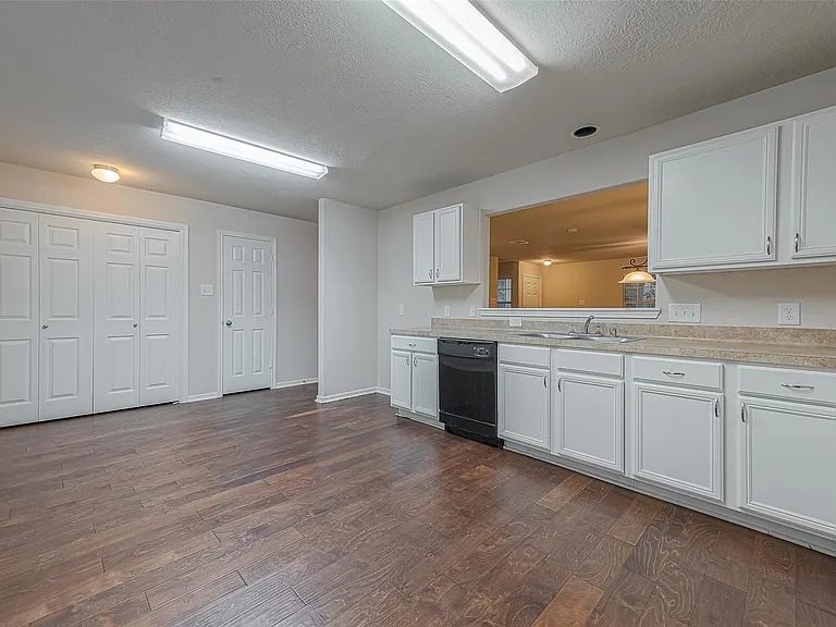 6352 Austinville Dr — Photo 16