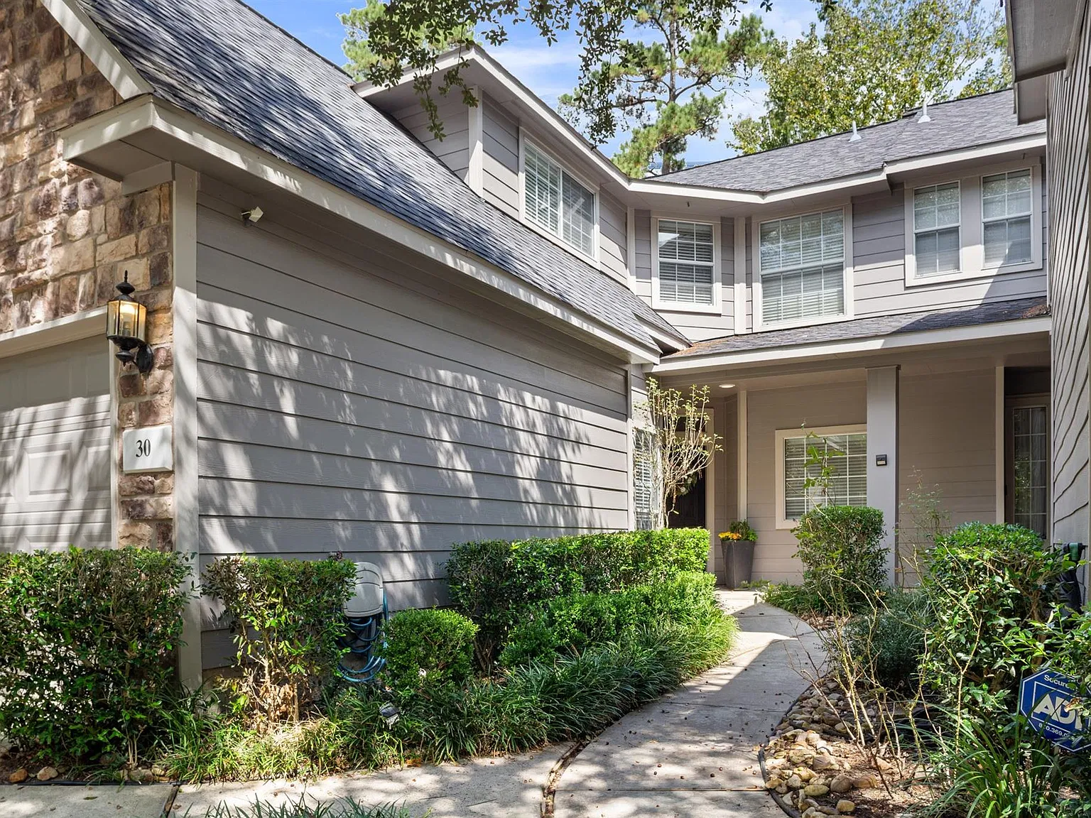 3 bed, 2.5 bath, 1739 sqft, $2,200 — Photo 2