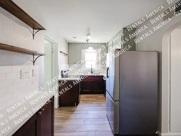 708 E 2nd St — Photo 9