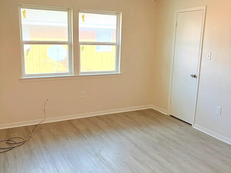 438 NW 3rd St #B — Photo 2