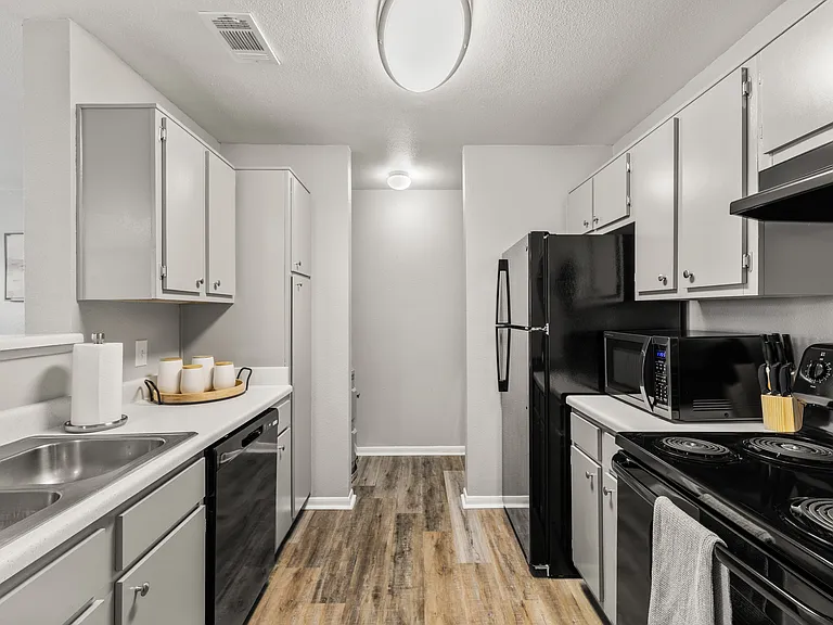 Sunset Pointe Apartments — Photo 41