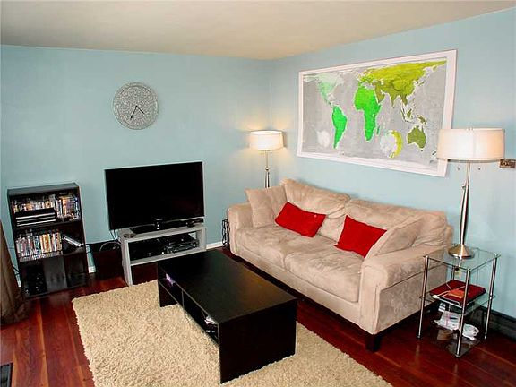 3rd image of 207 Thornberry Dr