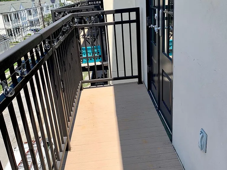 Faubourg on Freret Cadiz — Photo 9