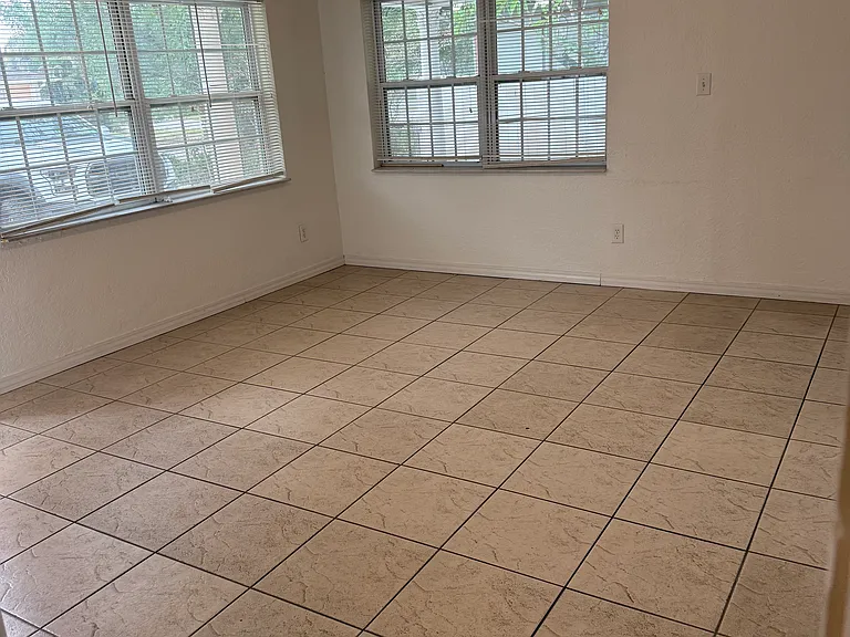 3009 W Beach St — Photo 2