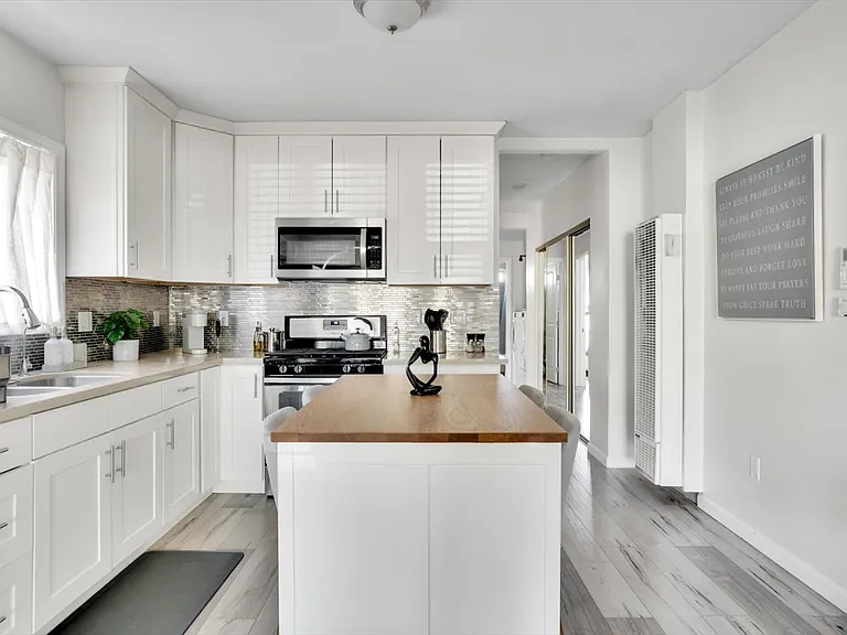 1138 W 52nd St — Photo 12