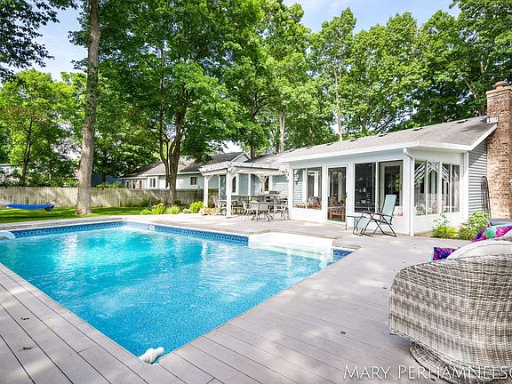 3rd image of 6689 Knollview Dr