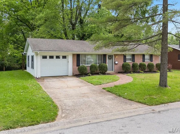 22 Briarwood Dr, Belleville, IL 62223