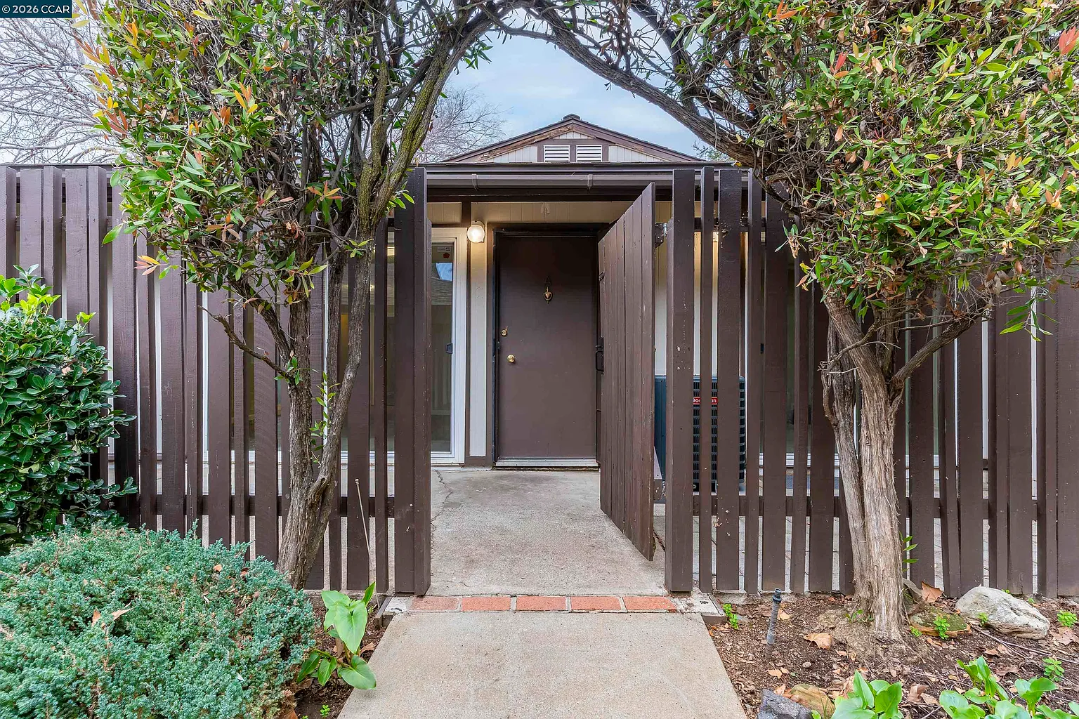 5492 Roundtree Dr APT A photo 1