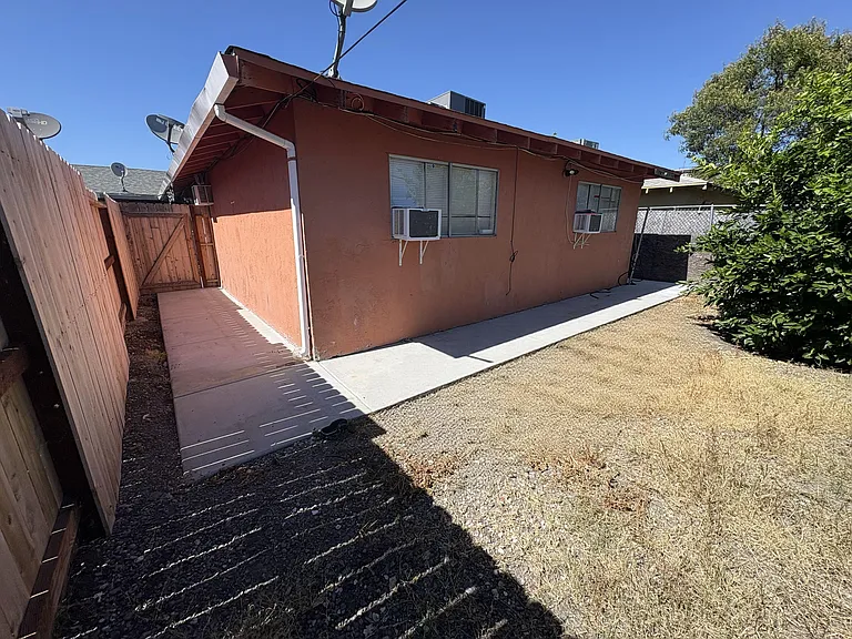 748 E Swain Rd — Photo 10