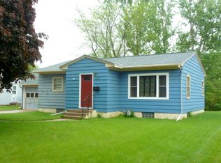 961 Lakeview Ave, Windom, MN 56101