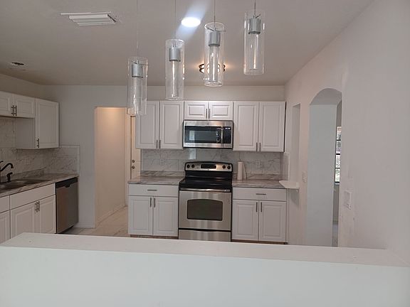 5th image of 2627 Saint Charles St