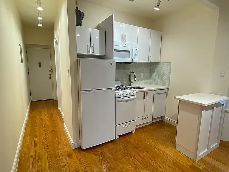 227 E 50th St #18 — Photo 2