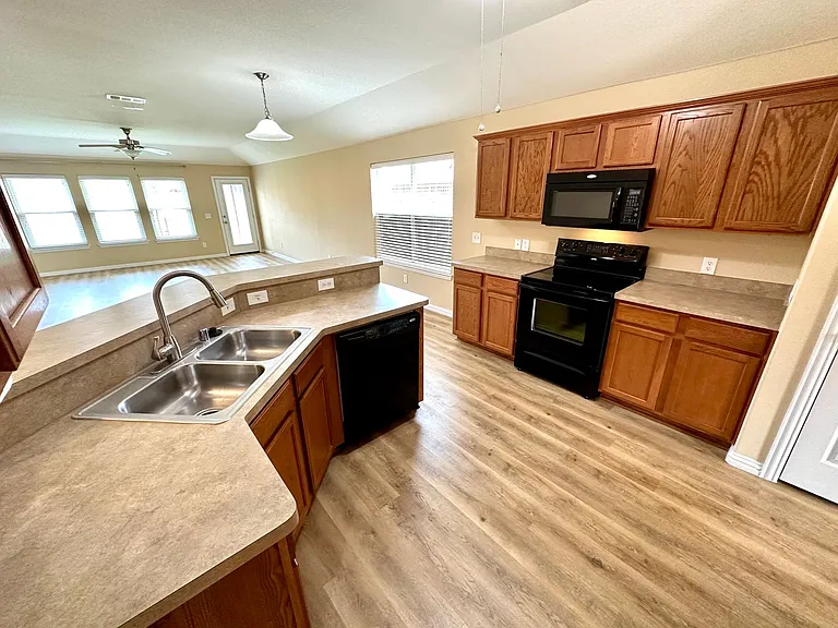 221 Creekwood Dr — Photo 3