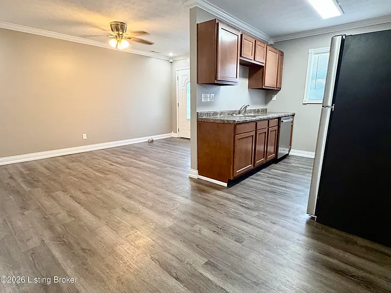 703 Victoria Ct — Photo 4