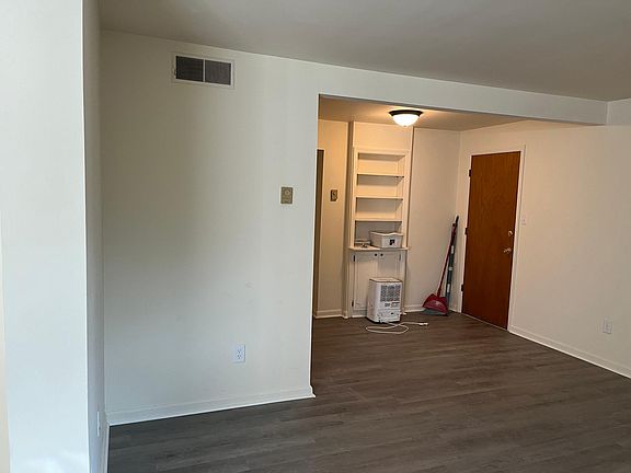 2nd image of 415 Oak St #100